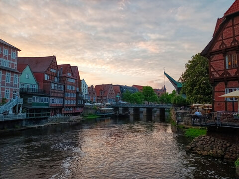 Alter Hafen mit historischem Geb&auml;uden in L&uuml;neburg