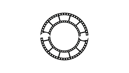 Naklejka premium Circular frame made of black film strips broken in the middle, representing cinema, movie production, and media creation.