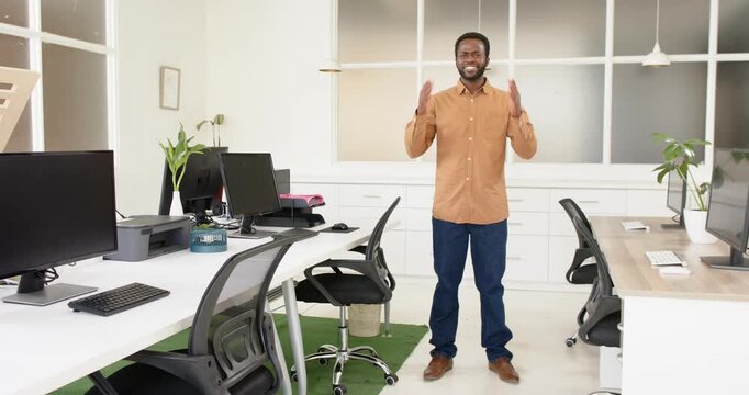 Close up of people talking to the camera, standing in modern office, man presenting