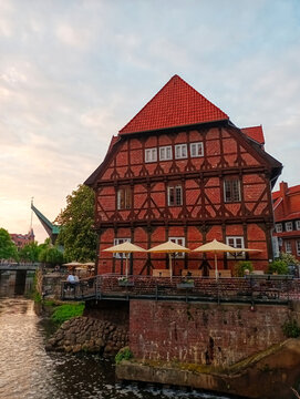 Alter Hafen mit historischem Fachwerkhaus in L&uuml;neburg