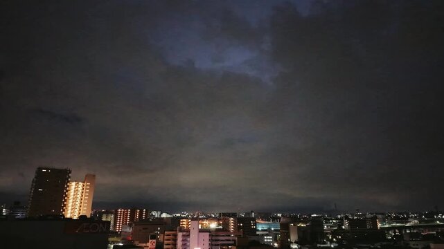 嵐の前の暗雲に覆われた不気味な街の夜景
