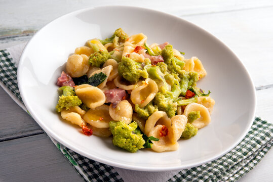 Orecchiette con broccoli e guanciale, Pasta Italiana 