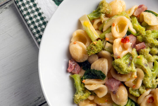 Orecchiette con broccoli e guanciale, Pasta Italiana 