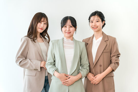 笑顔で肩を寄せ合う働く女性,ビジネスウーマン3人のチーム