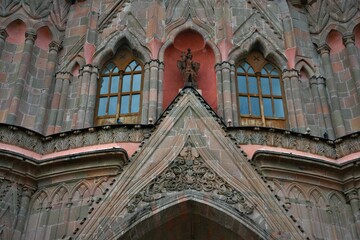 Naklejka premium Scenic facade view of the Gothic style Parroquia de San Miguel Arcángel emblem of the historic town of San Miguel de Allende in Guanajuato Mexico.