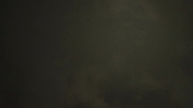 空全体に広がる巨大な稲妻と紫色の雷雲