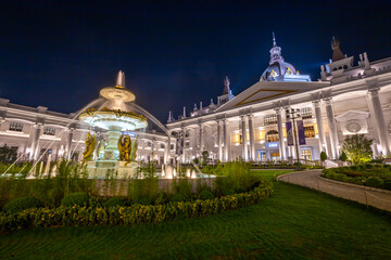 Obraz premium Illuminated Fountain and Grand European Style Building at Night