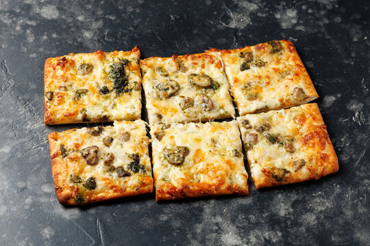 Stonebaked Flatbread Mushroom Pizza with Cheese