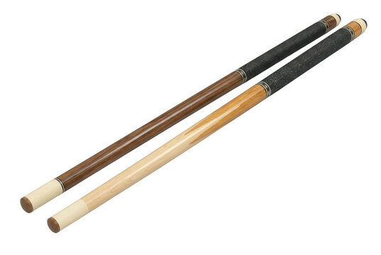 Due stecche da biliardo professionali in legno posizionate parallelamente su uno sfondo bianco isolato, con dettagli in legno naturale, impugnature nere e punte in cuoio per il gioco del biliardo.