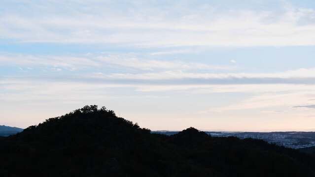 山と夕方の空