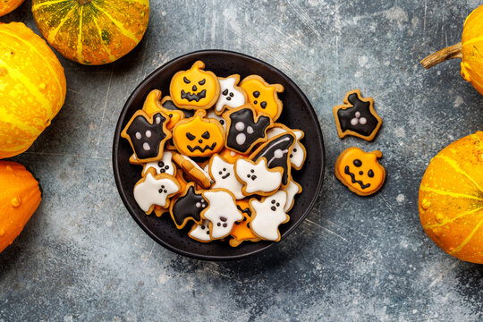 Halloween gingerbread cookies with autumn pumpkins and leaves