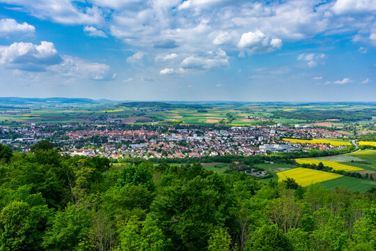 Wei&szlig;enburg, Bayern, Deutschland: Luftaufnahme der Kreisstadt im mittelfr&auml;nkischen Landkreis Wei&szlig;enburg-Gunzenhausen - Blick von der Hohenzollernfestung W&uuml;lzburg
