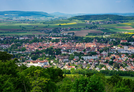 Wei&szlig;enburg, Bayern, Deutschland: Luftaufnahme der Kreisstadt im mittelfr&auml;nkischen Landkreis Wei&szlig;enburg-Gunzenhausen - Blick von der Hohenzollernfestung W&uuml;lzburg