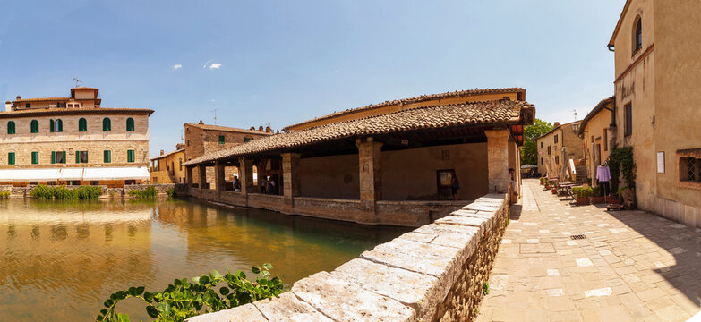 Italia, Toscana, Siena, il paese di Bagno Vignoni con la vasca termale.