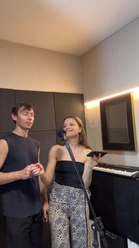 casal cantando juntos 