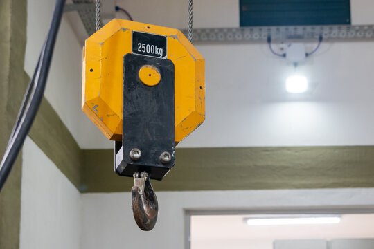 Industrial crane hook block with 2500 kg lifting capacity label