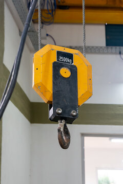 Industrial crane hook block with 2500 kg lifting capacity label
