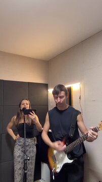 casal cantando juntos 