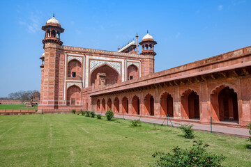 Fototapeta premium Mughal architecture at Taj Mahal, Agra India. It was commissioned in 1631 by the fifth Mughal emperor, Shah Jahan to house the tomb of his beloved wife, Mumtaz Mahal.