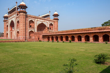Fototapeta premium Mughal architecture at Taj Mahal, Agra India. It was commissioned in 1631 by the fifth Mughal emperor, Shah Jahan to house the tomb of his beloved wife, Mumtaz Mahal.