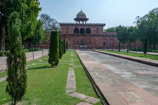 Mughal architecture at Taj Mahal, Agra India. It was commissioned in 1631 by the fifth Mughal emperor, Shah Jahan to house the tomb of his beloved wife, Mumtaz Mahal.