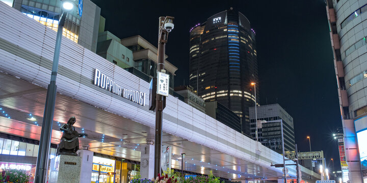 2026年4月に日本の東京都にて、六本木交差点と首都高速と六本木ヒルズ森タワーの夜景