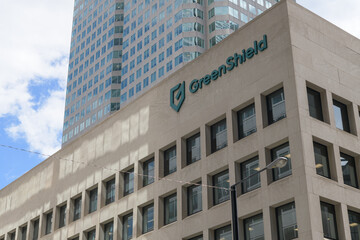 Obraz premium an upward view of Commerce Court South (30 Wellington St W) with sign of GreenShield, a health benefits company, Toronto