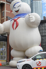 Obraz premium Ectomobile and Stay Puft Marshmallow Man part of non-profit charitable fan and cosplay organization, Ghostbusters Toronto on Bremner Blvd (August 28, 2026)