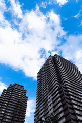 Fototapeta premium タワーマンションのある都市風景