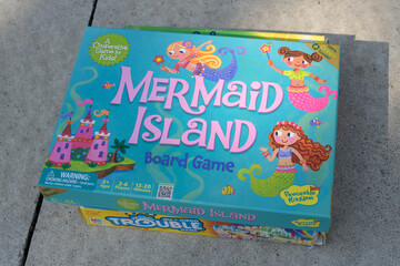 Obraz premium board games on a concrete wall in Toronto (Mermaid Island/Trouble)