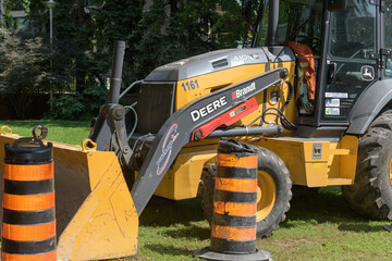 Obraz premium Deere branded front loader near a construction site in Toronto