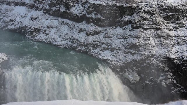 冬のアイスランド、雪と玄武岩の峡谷を落ちる巨大な滝のクローズアップ（Iceland Winter Waterfall Close-up）
