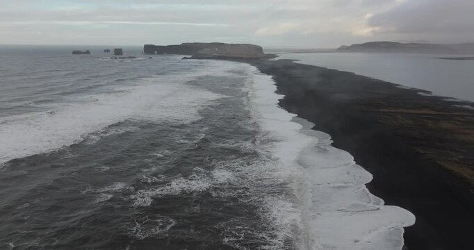 アイスランド南部レイニスフィヤラの黒砂海岸とディルホウラエイ岬を空撮（Reynisfjara Black Sand Beach and Dyrholaey, Iceland Aerial 4K）