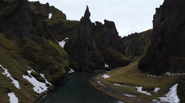 アイスランドの峡谷を空撮、苔むした断崖と蛇行する氷河の川（Iceland Canyon Aerial 4K）