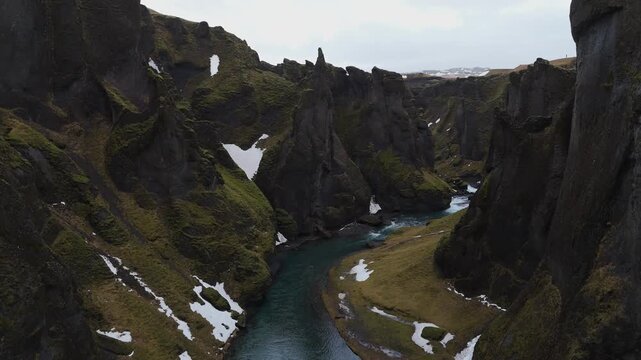アイスランドの苔むした峡谷を蛇行する氷河の川をドローン空撮（Iceland Moss Canyon Aerial 4K）