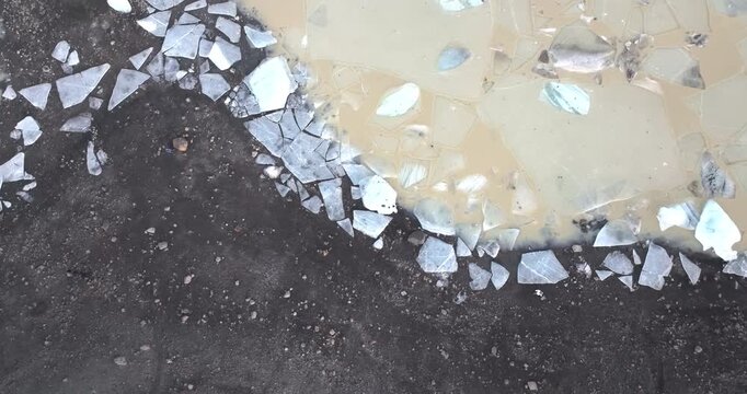 アイスランドの黒砂と割れた氷、真上から捉えた氷結した水辺の空撮（Iceland Black Sand and Broken Ice Aerial Top Down）