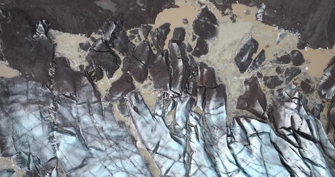アイスランドの氷河末端を真上から捉えた空撮、氷河湖に浮かぶ氷塊とクレバス（Iceland Glacier Terminus Aerial 4K）