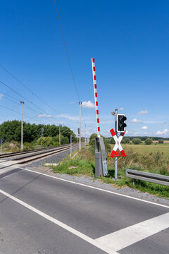 Landstra&szlig;e in der Uckermarck mit einem Bahn&uuml;bergang mit Halbschrankenanlage, Andreaskreuz und Lichtzeichen, Angerm&uuml;nde, Brandenburg, Deutschland