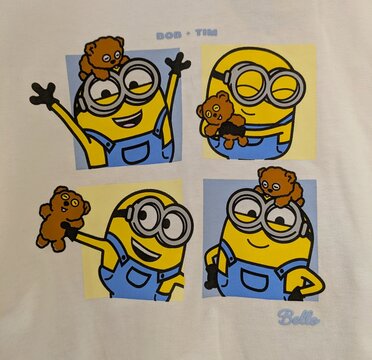 Vista de cerca del estampado del minion Bob jugando con su osito de peluche Tim, en una camiseta. Madrid, Espa&ntilde;a, 15 de junio de 2026