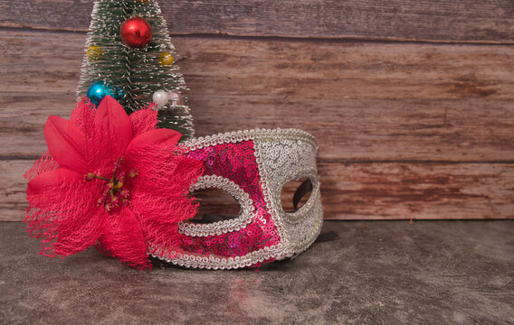 Christmas tree mask &ndash; party preparations