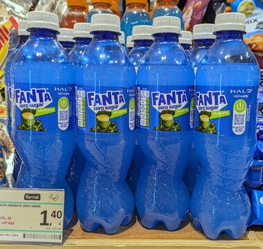 Coloridas botellas de pl&aacute;stico de Fanta Zero Sugar Shokata con Master Chief de Halo de Xbox 25 aniversario, en estante de tienda Normal de Madrid, Espa&ntilde;a, 15 de junio de 2026