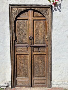 Porte traditionnelle en bois sculpt&eacute; aux motifs g&eacute;om&eacute;triques