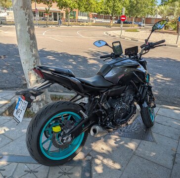 Vista lateral de moto Hyper Naked Yamaha MT-07, estacionada en Madrid, Espa&ntilde;a, 16 de junio de 2026
