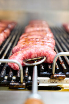 Chorizos criollos as&aacute;ndose en una barbacoa