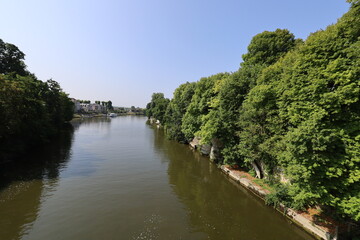 Fototapeta premium La rivière l'Oise, ville de l'Isle Adam, département du Val d'Oise, France