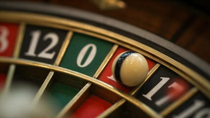Obraz premium Close-up of a roulette wheel with a white ball resting on the number 11 segment