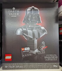 Fototapeta premium Caja de construcción de Lego Star Wars, Darth Vader, en una tienda Carrefour, Madrid, España, 18 de junio de 2026