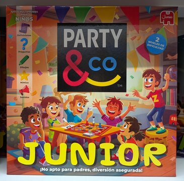 Vista de cerca de caja de juego de mesa Party & Co Junior de Jumbo en tienda Carrefour en Madrid, Espa&ntilde;a, 18 de junio de 2026