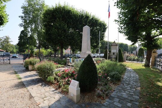 Monument aux morts, ville de l'Isle Adam, d&eacute;partement du Val d'Oise, France