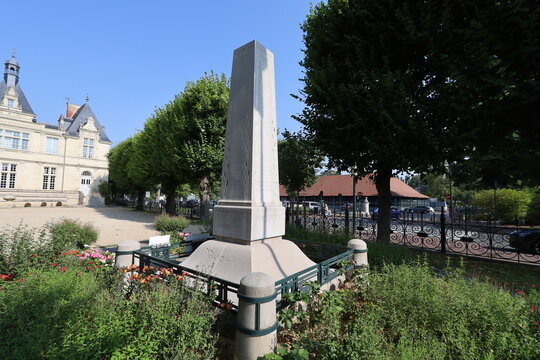 Monument aux morts, ville de l'Isle Adam, d&eacute;partement du Val d'Oise, France